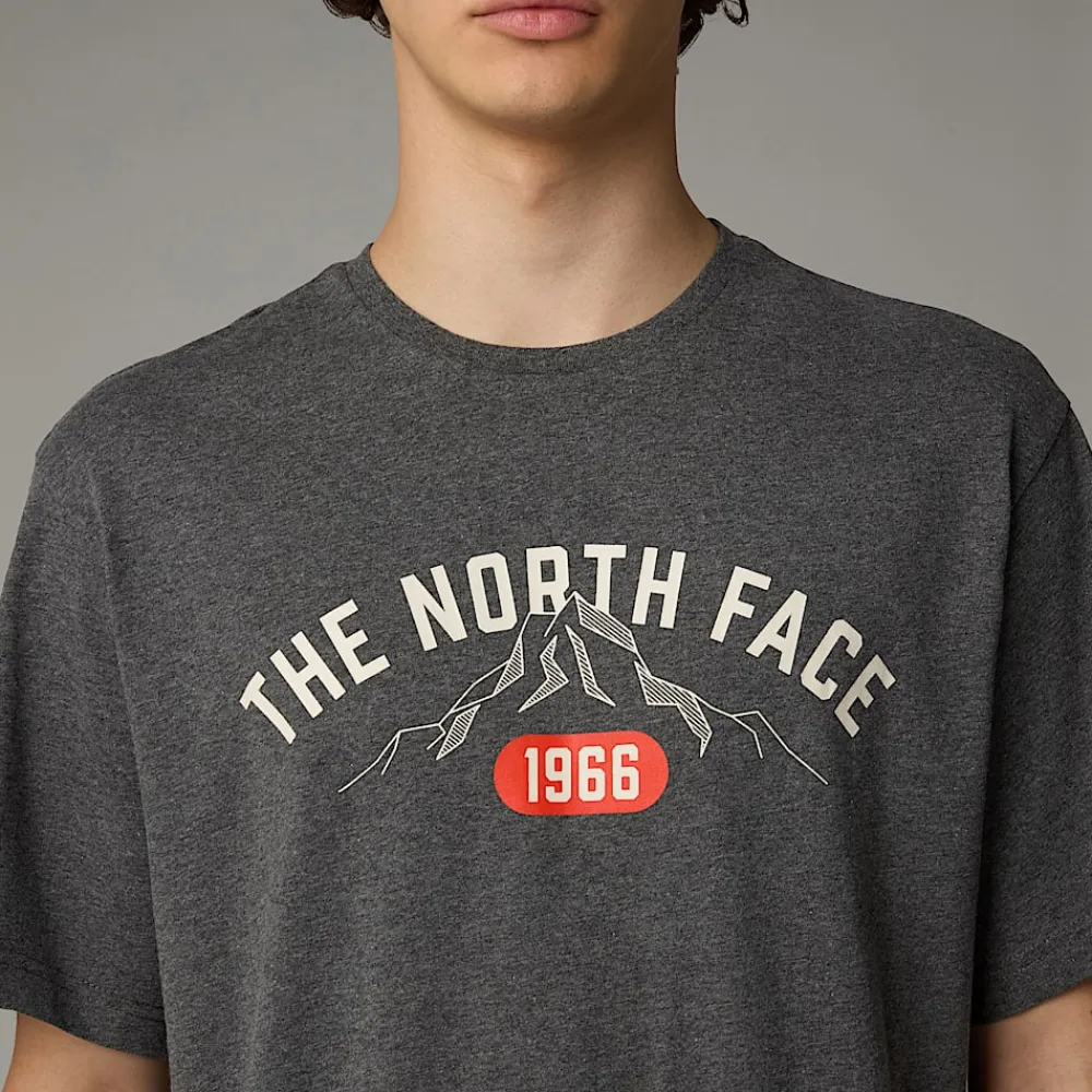 Hombre The North Face Camisetas Y Camisas<Camiseta Con Estampado Gráfico Varsity Para Hombre